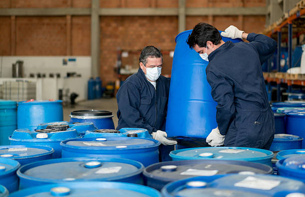 Alasan Distributor Acrylic Acid Menjadi Kunci Distribusi Kimia